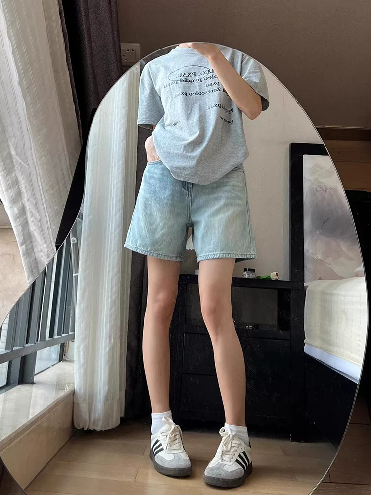 Thân hình quả lê, quần short denim ống thẳng màu sáng dành cho nữ, mùa hè, cỡ lớn, lưng cao, dáng rộng, dáng thon gọn, quần short ống rộng, dài vừa phải.