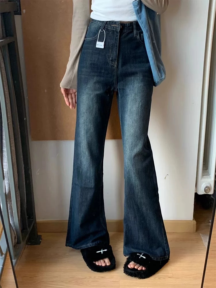 Quần jean màu xanh cổ điển không bó sát dành cho nữ, phong cách đầu thu, cỡ lớn, lưng cao, dáng rộng, che hông, giảm béo, quần ống rộng hơi loe.