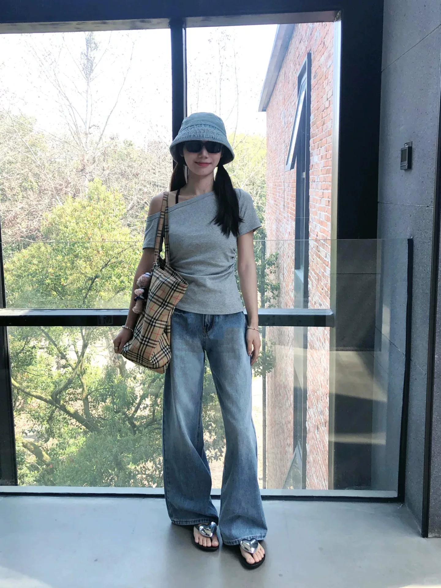 Quần jean ống đứng màu sáng dành cho nữ, kiểu mới thu đông 2025, size lớn, cạp cao, dáng rộng, tôn dáng, quần ống rộng nhỏ nhắn.