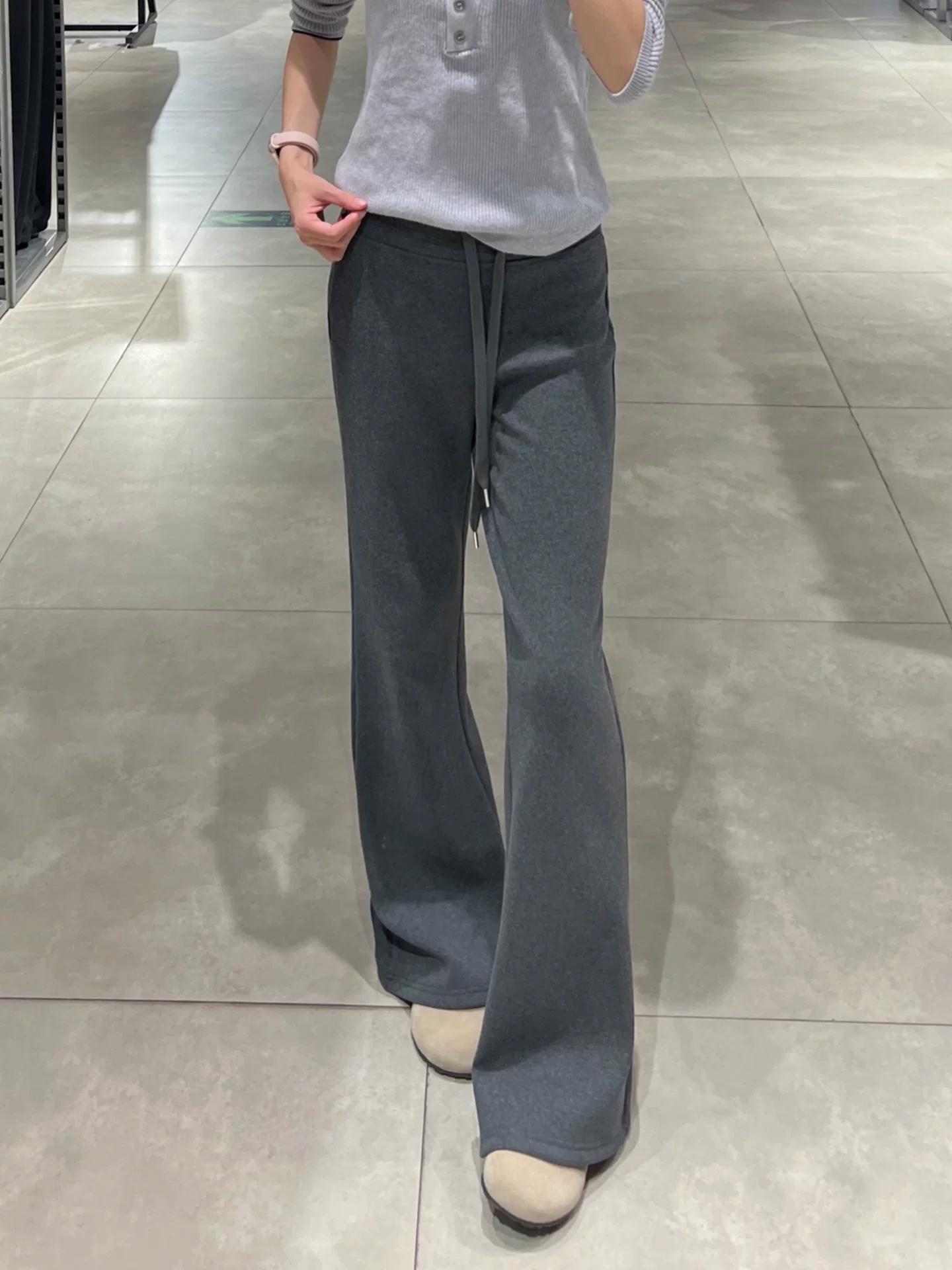 Quần ống loe màu xám đậm dành cho nữ, mùa thu đông, cỡ lớn, lót lông cừu, dày dặn, cạp cao, dáng suôn, tôn dáng, quần ống rộng.