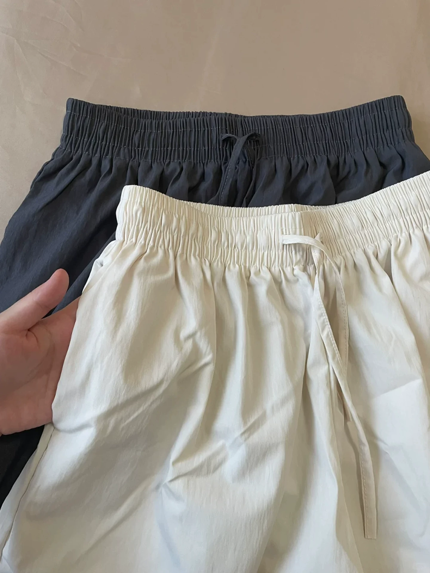 Quần short thể thao vải lanh trắng dành cho nữ, cỡ lớn mùa hè, cạp cao, dáng rộng, tôn dáng, quần cotton-lanh dáng rộng năm phần, phong cách giản dị.