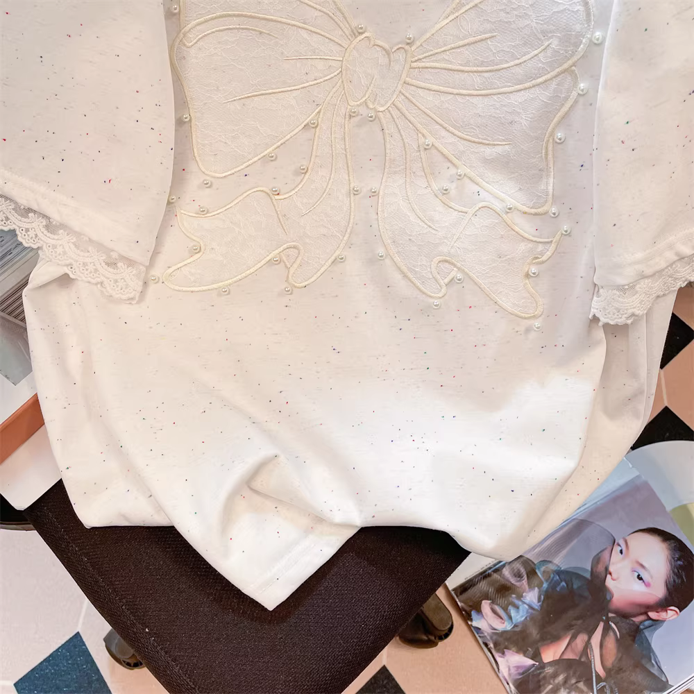 Áo thun ngắn tay thêu nơ kiểu châu Âu dành cho nữ với thiết kế độc đáo và viền ren tinh tế, vai thường, chất liệu cotton nguyên chất.