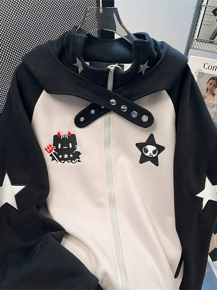 Áo khoác cardigan có mũ trùm đầu phong cách Mỹ, thêu hình sao mèo dễ thương, phối màu nổi bật dành cho nữ, thiết kế thu đông 2025, kiểu dáng độc đáo.