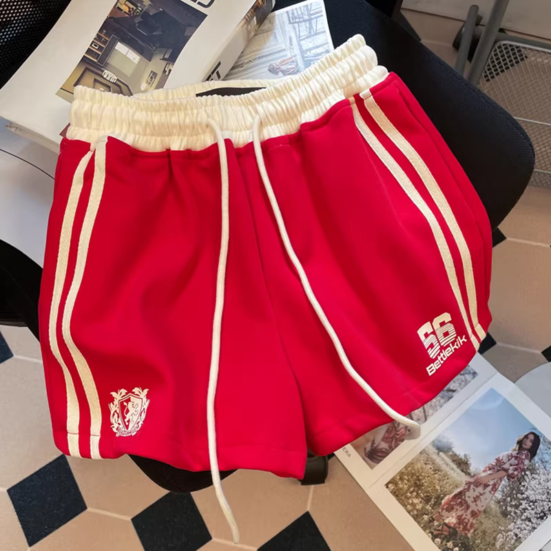 Quần short nữ kiểu Mỹ cổ điển, thiết kế xếp lớp, cạp thấp, chất liệu lưới phối màu, phong cách thể thao năng động mùa hè.