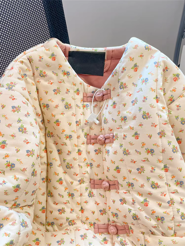 Áo khoác độn bông kiểu Trung Quốc có khuy cài dành cho nữ, dày dặn và ấm áp cho mùa thu đông, áo khoác cotton họa tiết hoa dành cho phụ nữ nhỏ nhắn.