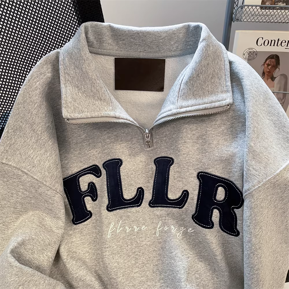 Áo len cổ đứng thêu chữ màu xám kiểu Mỹ dành cho nữ, áo khoác nửa khóa kéo phong cách cổ điển mùa thu sang trọng kiểu Hồng Kông