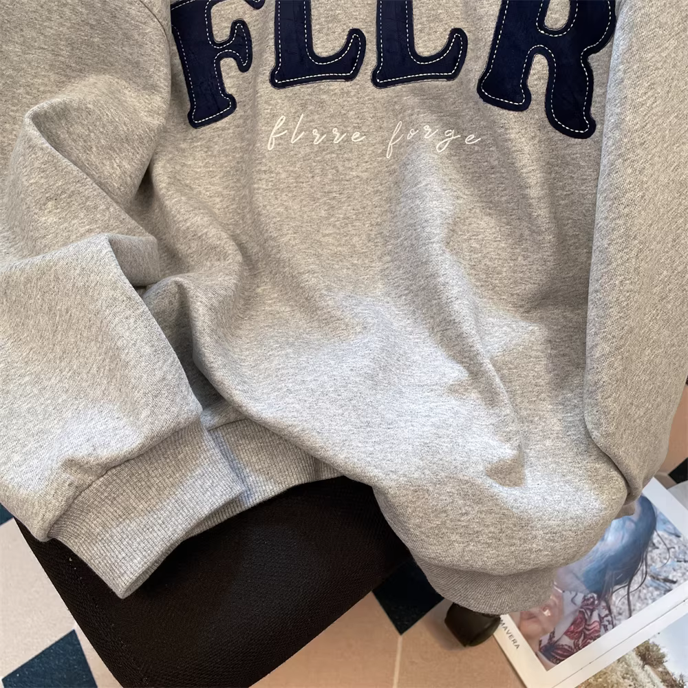 Áo len cổ đứng thêu chữ màu xám kiểu Mỹ dành cho nữ, áo khoác nửa khóa kéo phong cách cổ điển mùa thu sang trọng kiểu Hồng Kông