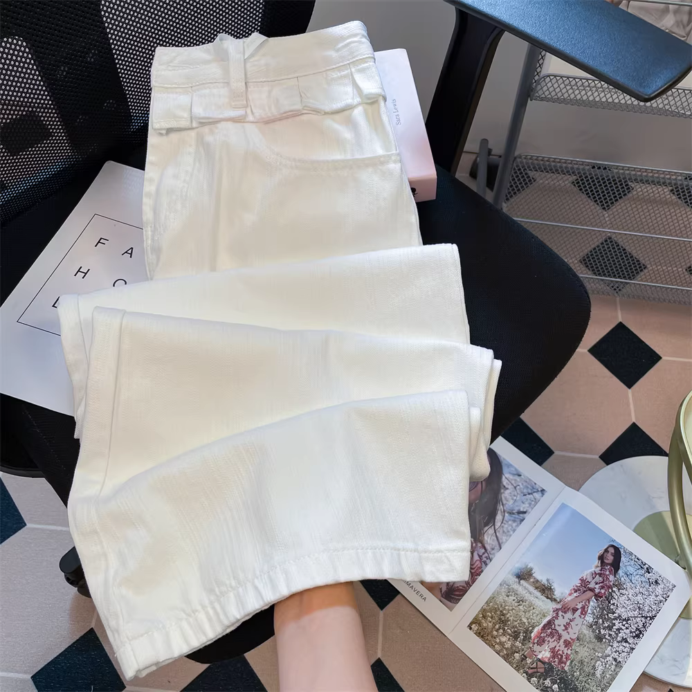 Quần jean cắt xéo màu trắng ren, thiết kế chuyên sâu dành cho nữ, kiểu dáng mùa hè phong cách Mỹ, tôn dáng, cạp cao, dáng thẳng, ống rộng, giúp thon gọn vóc dáng.