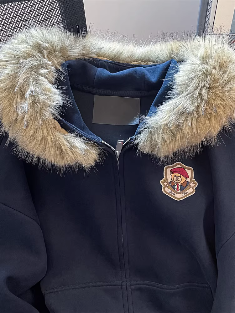 Áo len cổ lông có tai gấu thêu theo phong cách đại học dành cho nữ, áo len dày lót lông cừu mùa đông dành cho cặp đôi.