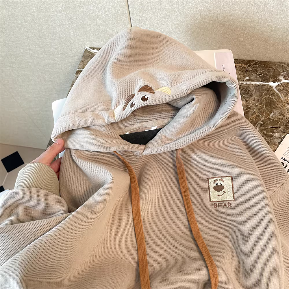 Áo hoodie dày dặn có lót lông cừu màu sữa thêu hình gấu dễ thương dành cho nữ, áo khoác cổ điển thu đông giảm tuổi tác.