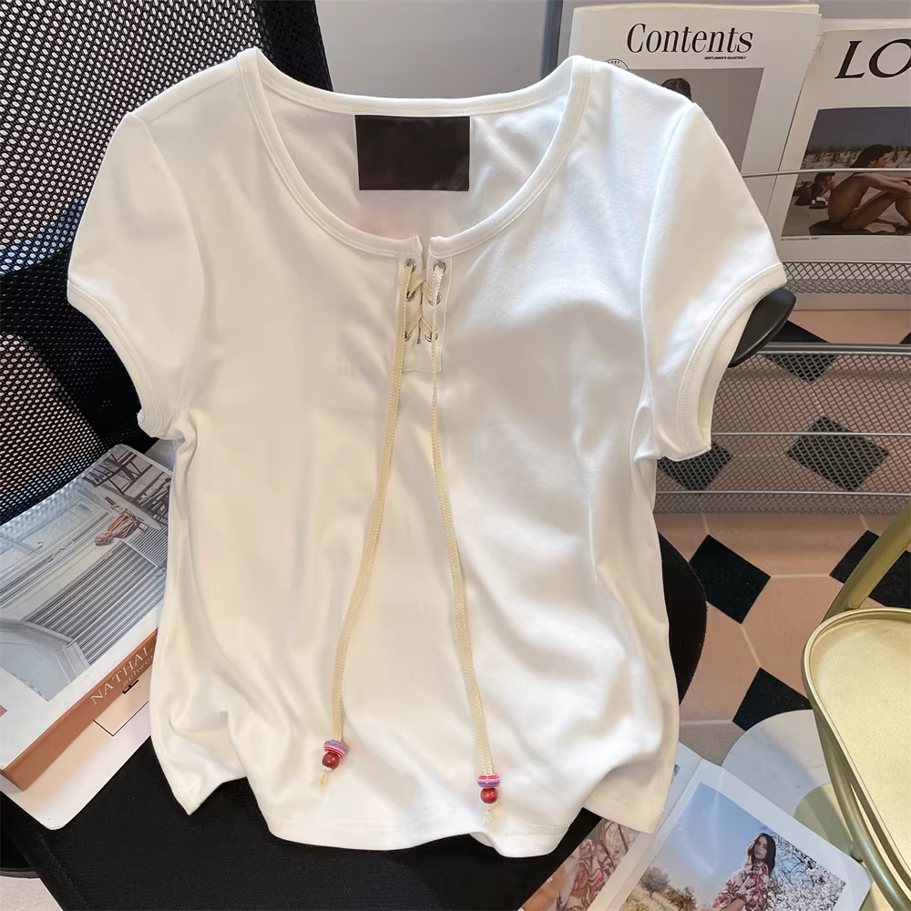 Áo thun ngắn tay màu trắng đơn giản phong cách cổ điển đầu mùa hè dành cho phụ nữ nhỏ nhắn, ngắn và nữ tính, áo ngọt ngào và trẻ trung.