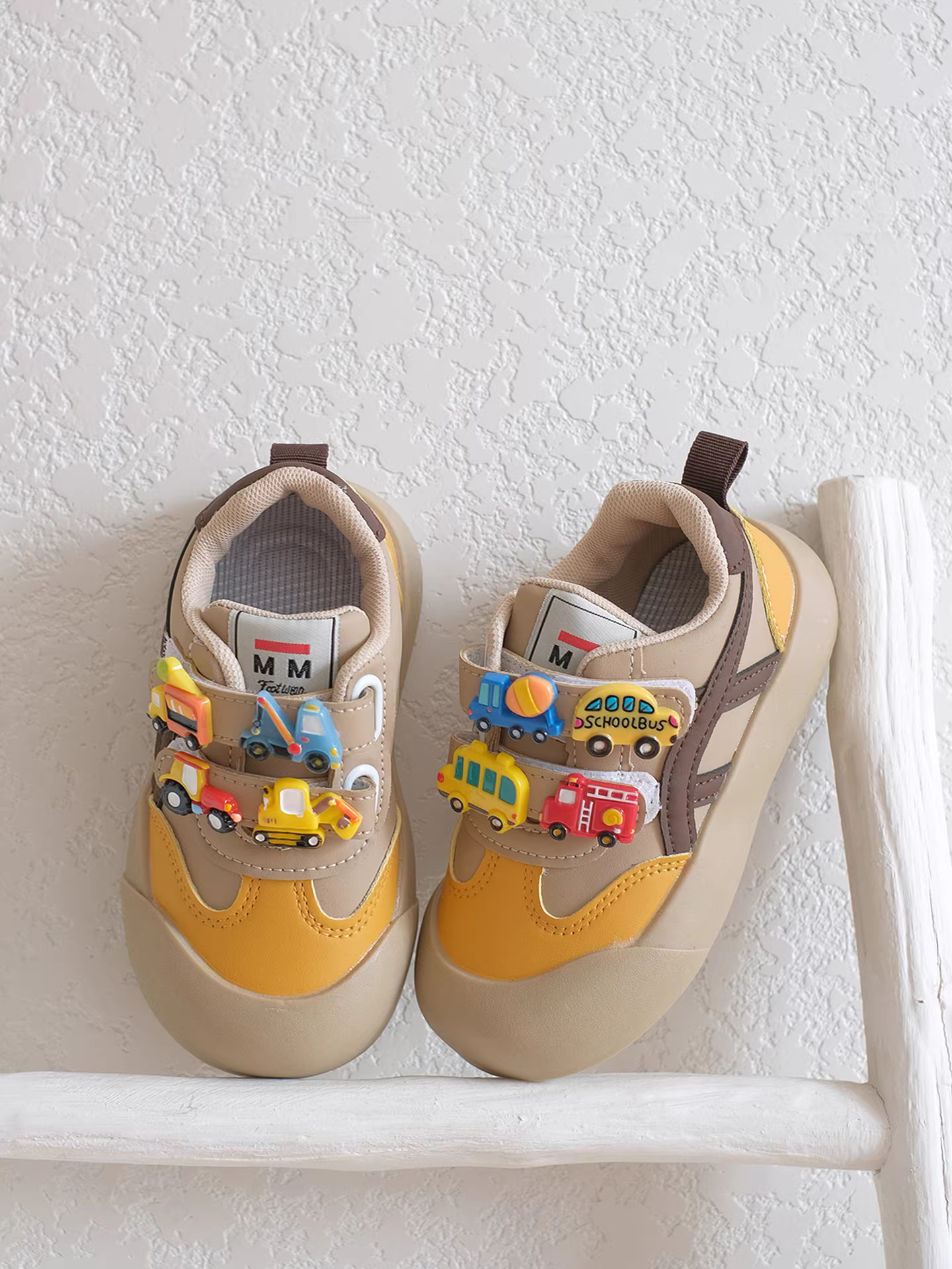 Giày thể thao trẻ em họa tiết ô tô lót lông cừu 2025, giày thể thao mùa thu đông ngoài trời cho bé trai, giày đế mềm có khóa dán, giày thường ngày