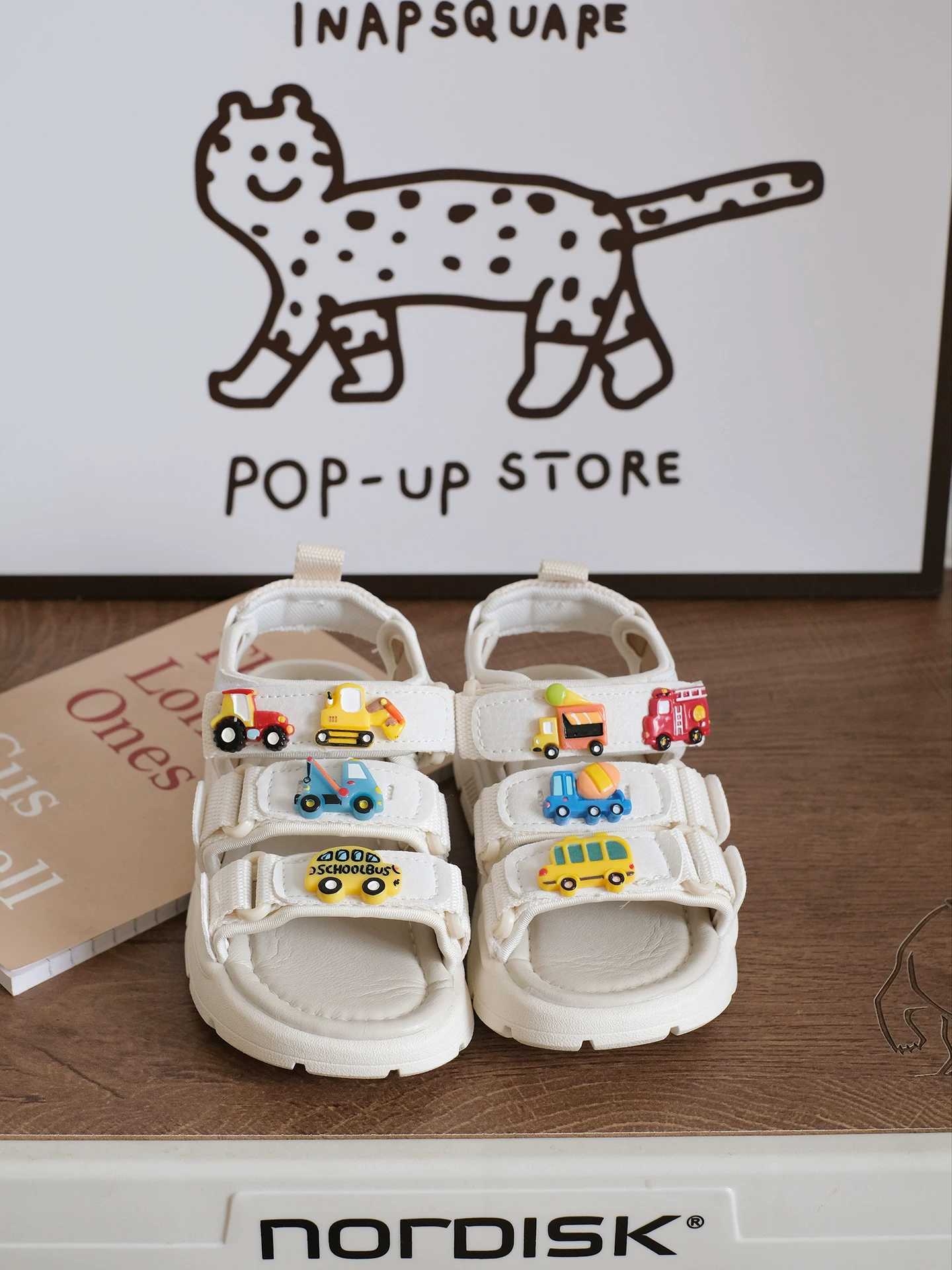 Dép hình ô tô màu trắng dành cho bé trai có quai khóa Velcro, đế mềm, giày thể thao đi biển chống trượt, dép đa năng thoáng khí cho bé mùa hè