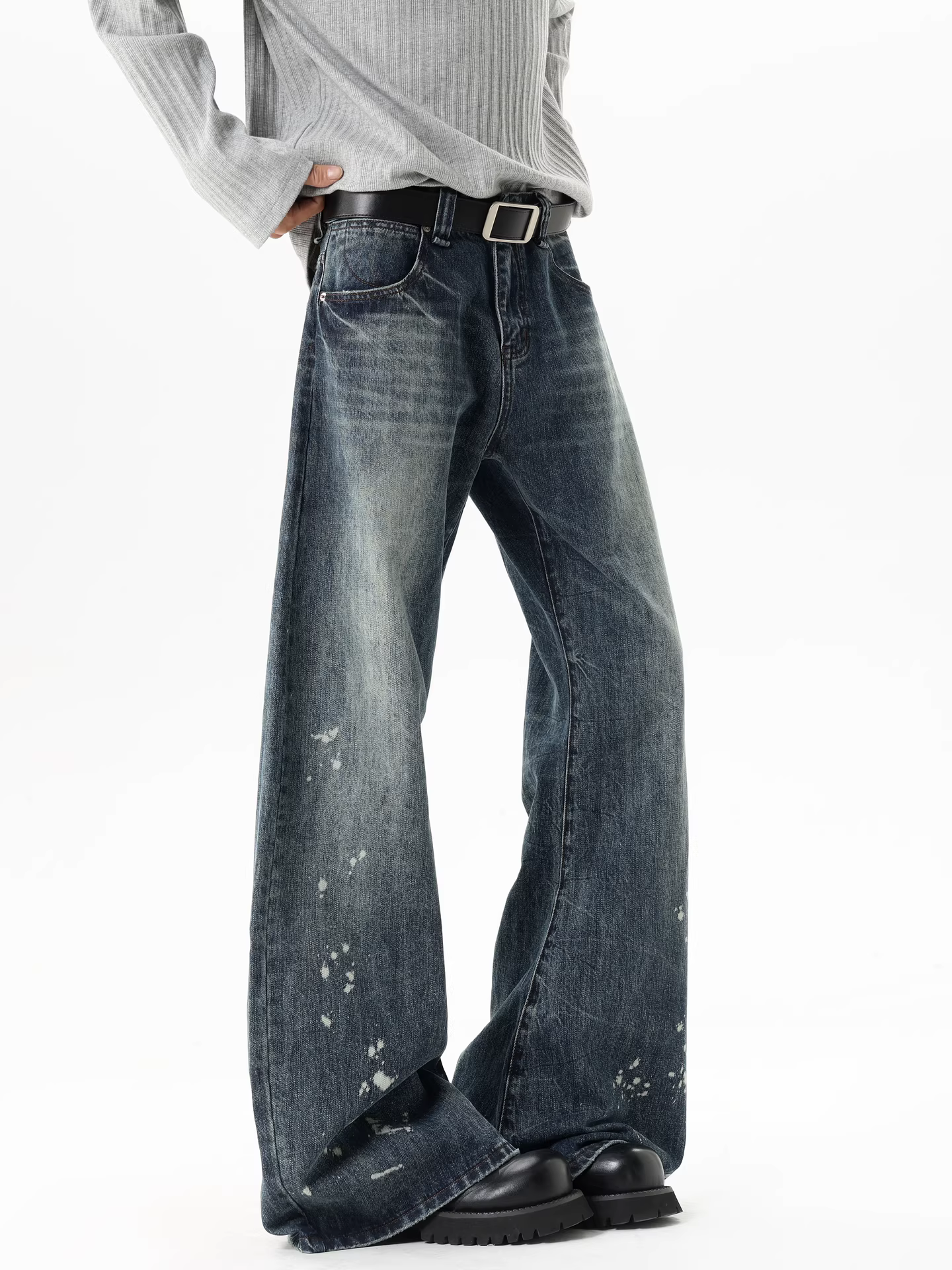 Wukong có sẵn quần jean nam kiểu Mỹ cổ điển, phai màu, họa tiết bắn mực, dáng cong, ôm vừa vặn, quần ống rộng xòe.