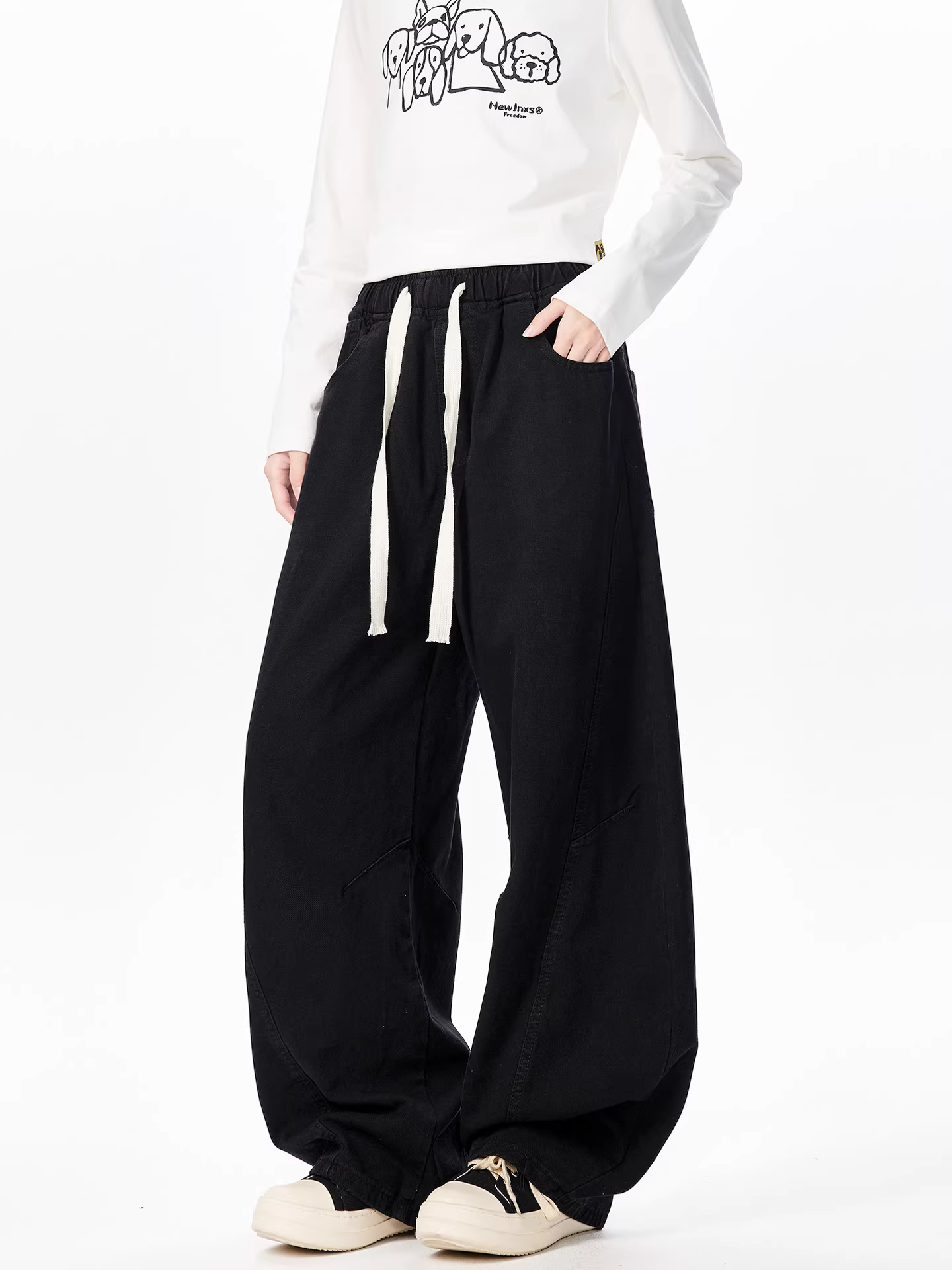 Ngộ Không có sẵn quần jeans kiểu Mỹ cổ điển, phối vải, dáng lửng, phong cách đường phố, ống rộng, có dây rút, chất liệu thun co giãn dành cho nam.