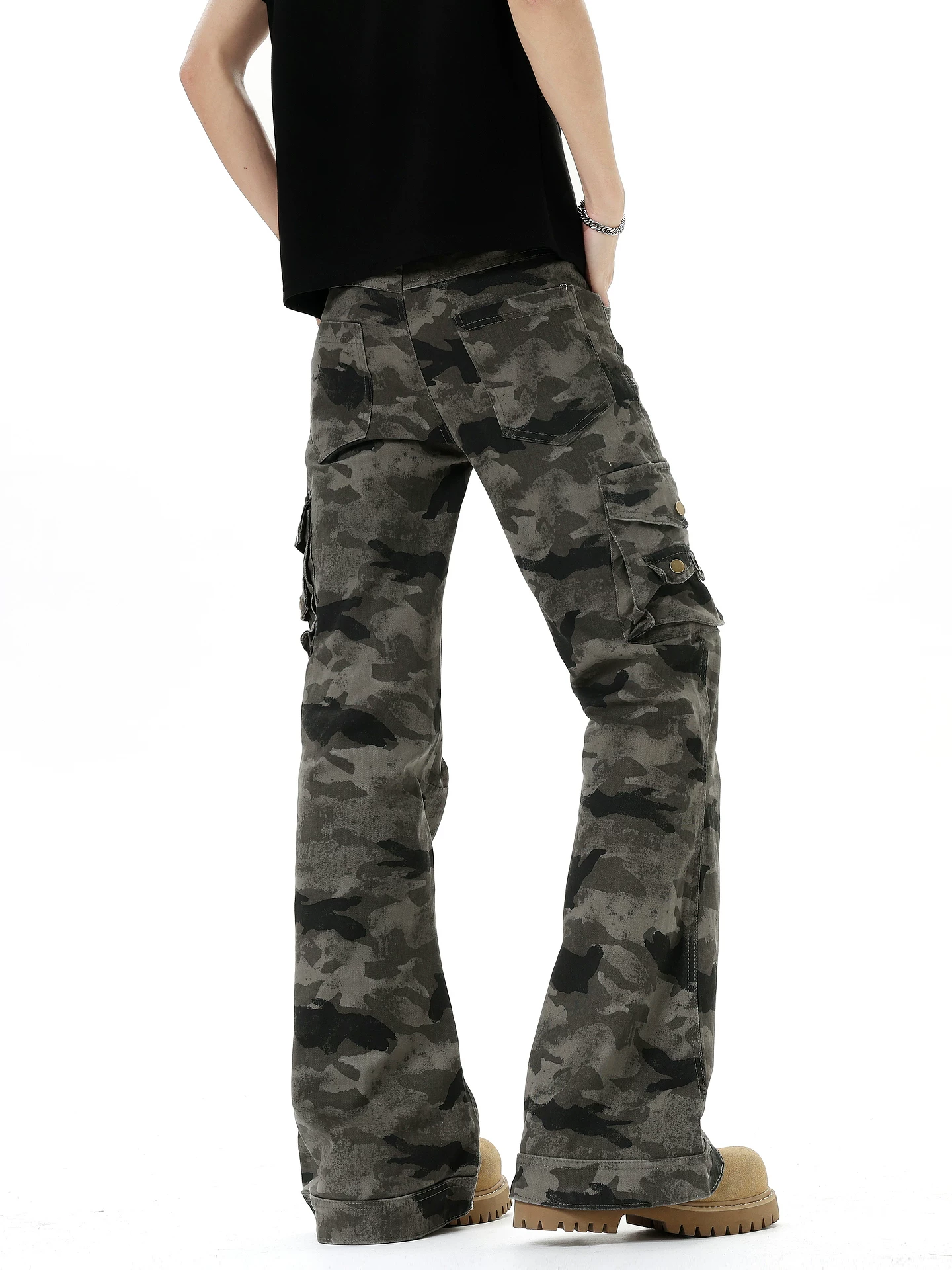 Wukong có sẵn quần cargo ống đứng họa tiết rằn ri cổ điển Mỹ, túi lớn dành cho nam và nữ, quần ống loe dài chấm đất kiểu dáng ôm sát hợp thời trang.