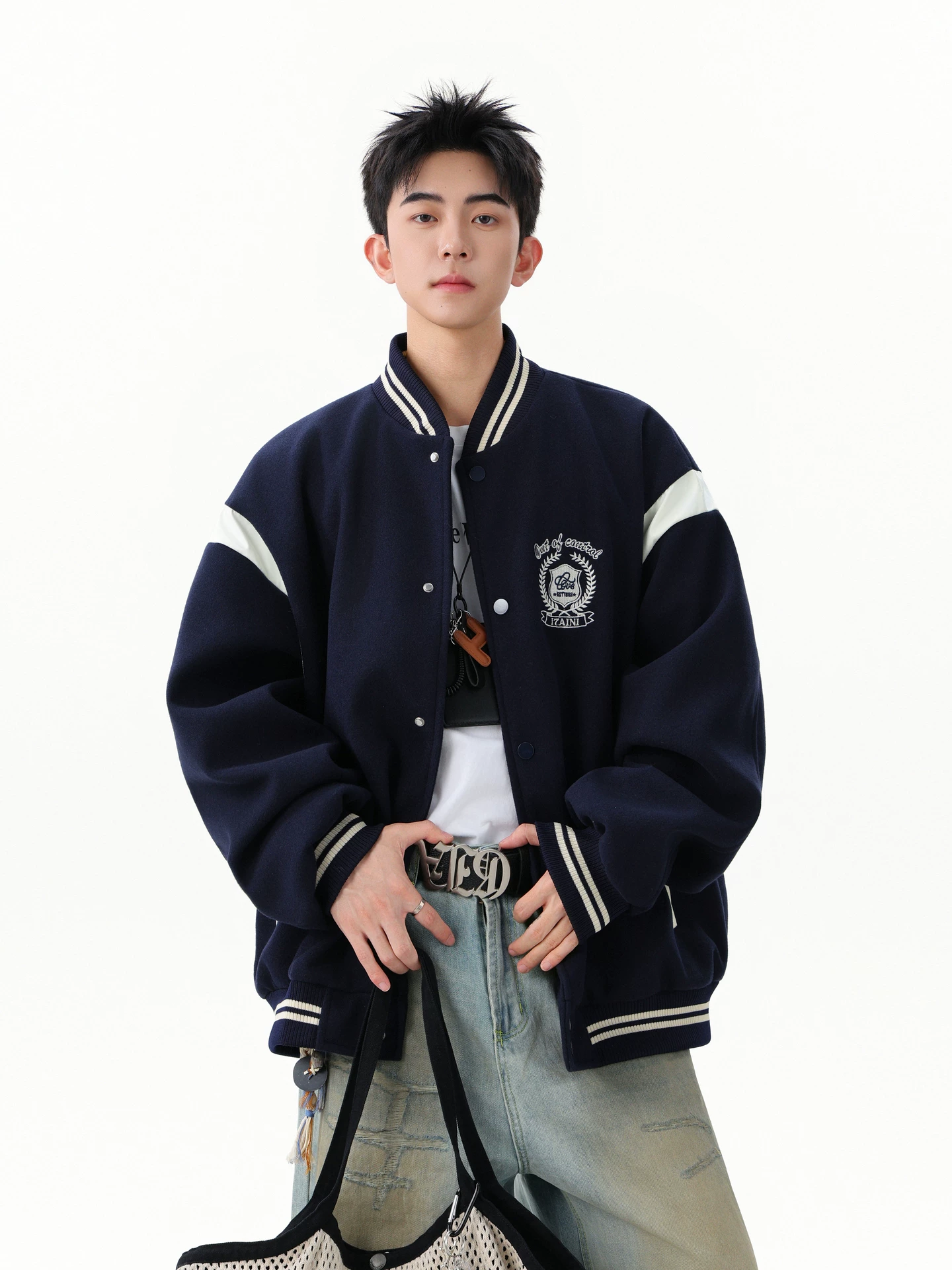 Wukong có sẵn áo khoác bóng chày thêu phong cách đại học cổ điển phối màu dành cho nam và nữ, áo khoác đa năng hợp thời trang mùa thu dành cho cặp đôi.