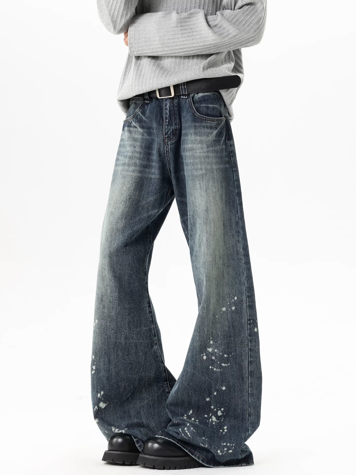 Wukong có sẵn quần jean nam kiểu Mỹ cổ điển, phai màu, họa tiết bắn mực, dáng cong, ôm vừa vặn, quần ống rộng xòe.