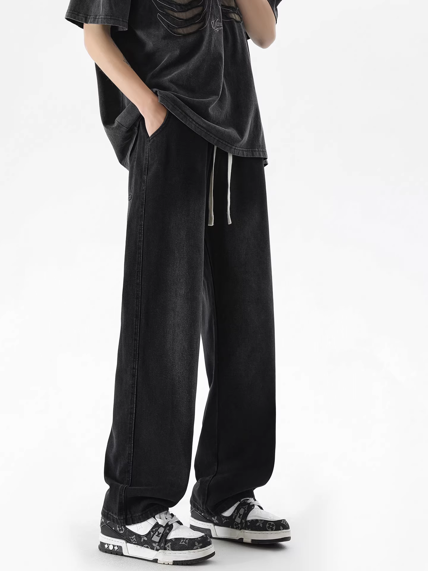 Wukong có sẵn quần jean nam kiểu Mỹ cổ điển, cạp chun, dây rút, chất liệu washed, kiểu dáng thời thượng, rộng rãi, đa năng, ống thẳng, phong cách thường ngày.