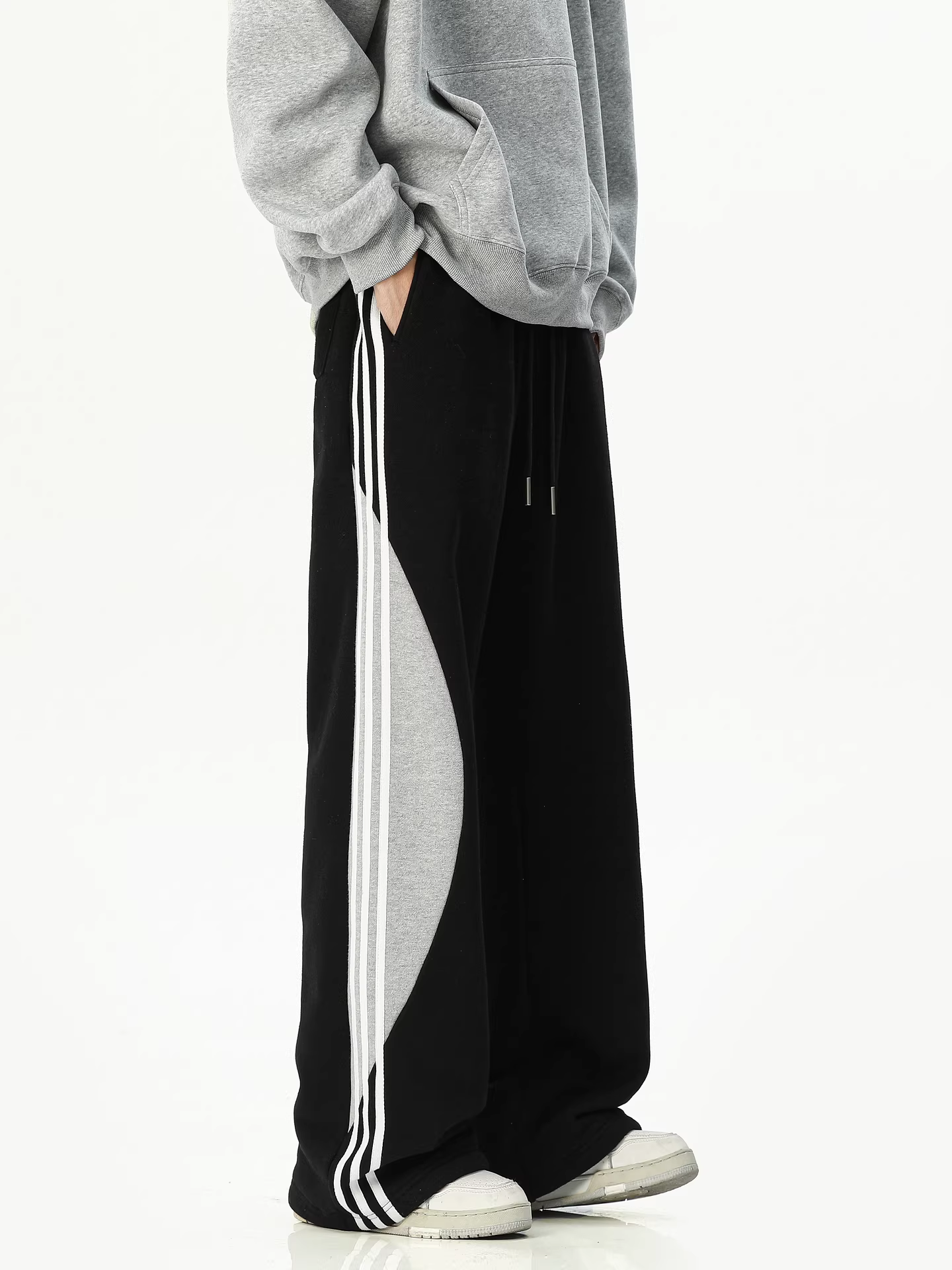 Ngộ Không có sẵn quần thể thao mùa đông phối màu thời thượng dành cho nam và nữ, kiểu dáng rộng thùng thình cổ điển, lót lông cừu và dày dặn.