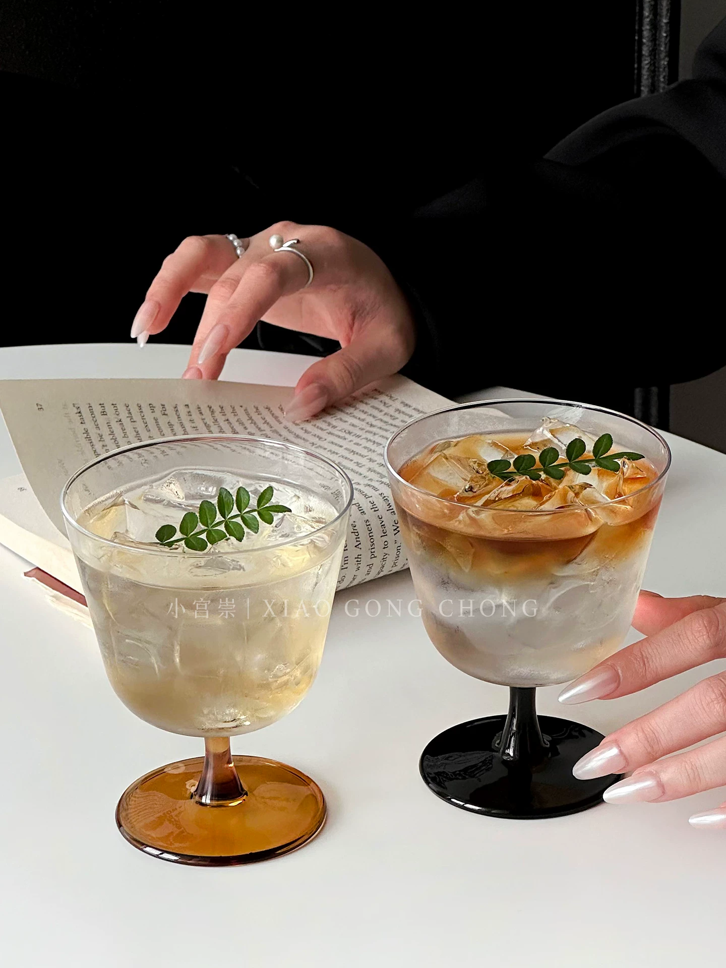 Ly rượu miệng rộng theo phong cách cổ điển, thiết kế tinh tế, độc đáo, ly cocktail tạo không khí, ly hơi nghiêng, ly uống rượu, cốc thủy tinh.