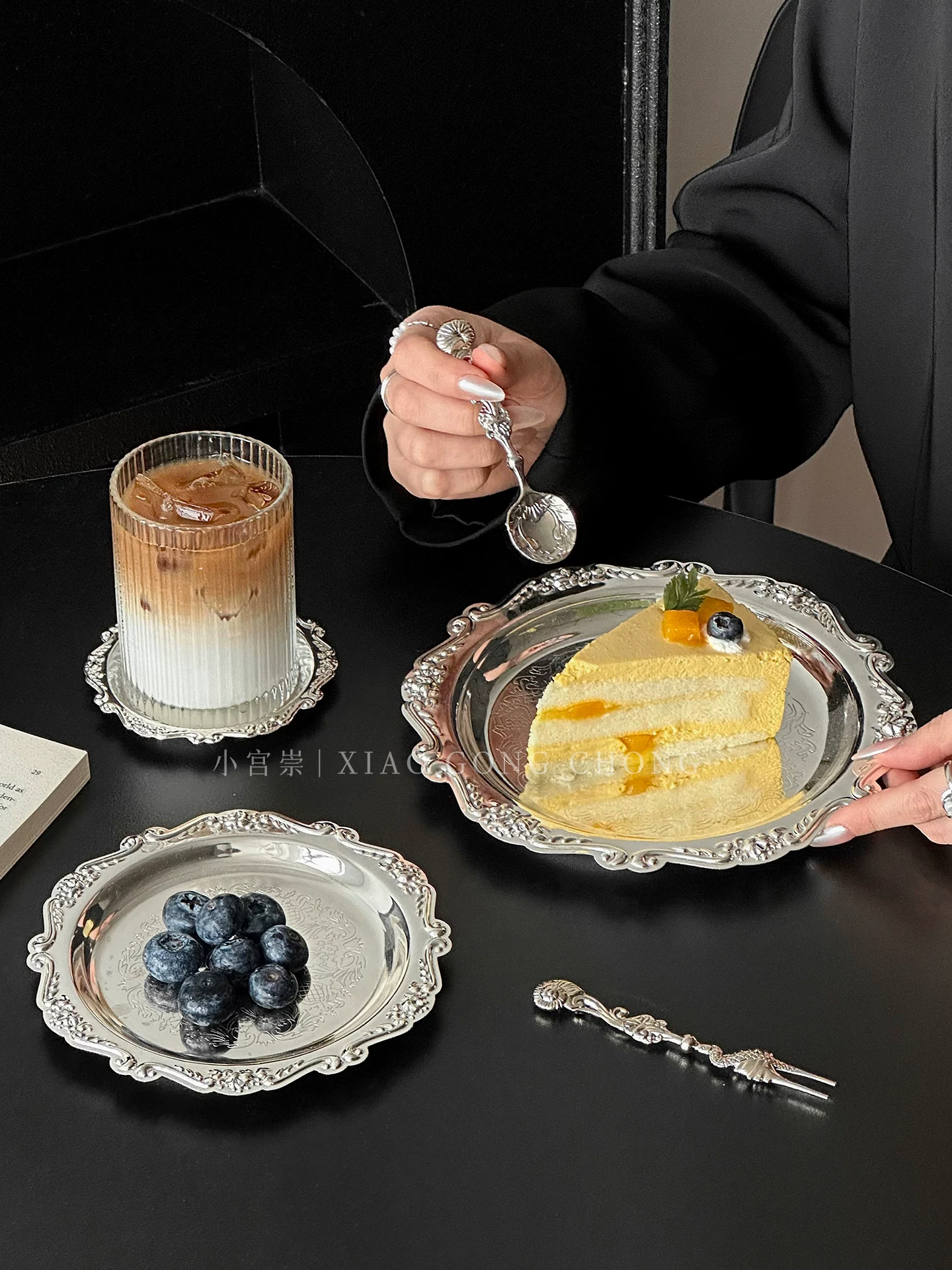 Đĩa tráng miệng kiểu cung điện cổ điển phong cách Ins, khay kim loại chạm khắc cao cấp, đĩa bánh ngọt, đế lót ly, đĩa trà chiều