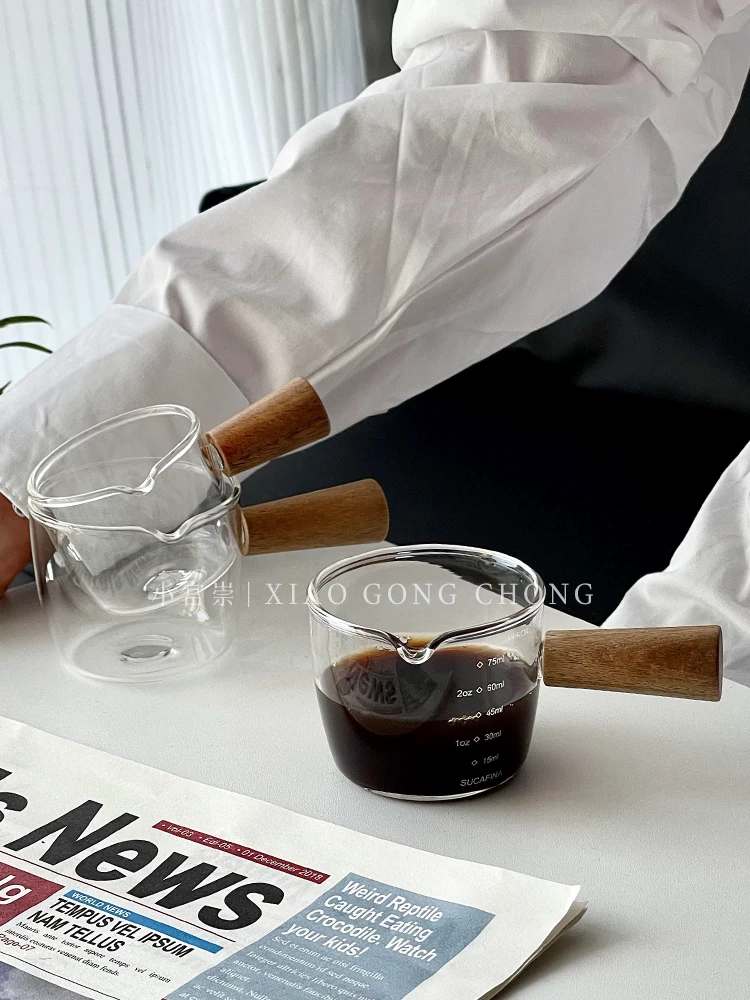 Ly sữa nhỏ bằng thủy tinh kiểu Nhật, có tay cầm bằng gỗ, bình sữa, cốc chiết sữa cà phê có vạch chia, cốc đựng nước chấm mini có tay cầm bằng gỗ