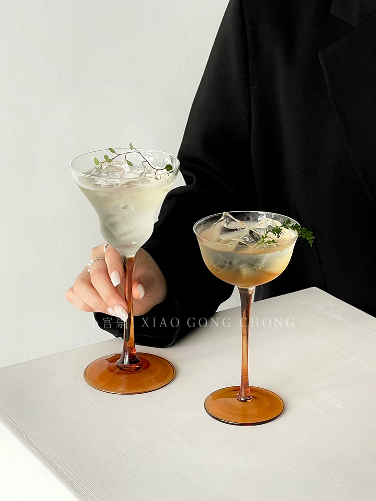 Ly cocktail màu cà phê độc đáo, ly margarita cong hơi say rượu xinh xắn như trên Instagram, ly uống đồ uống đặc biệt sáng tạo, ly cao, ly rượu sâm banh.