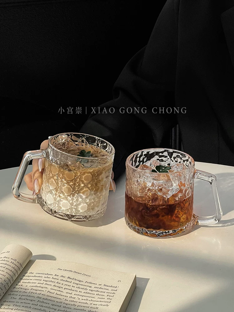 Ly cà phê khắc họa tiết phong cách Ins, dùng trong nhà, ly trong suốt sáng tạo và thẩm mỹ, có tay cầm, ly uống nước, cốc.