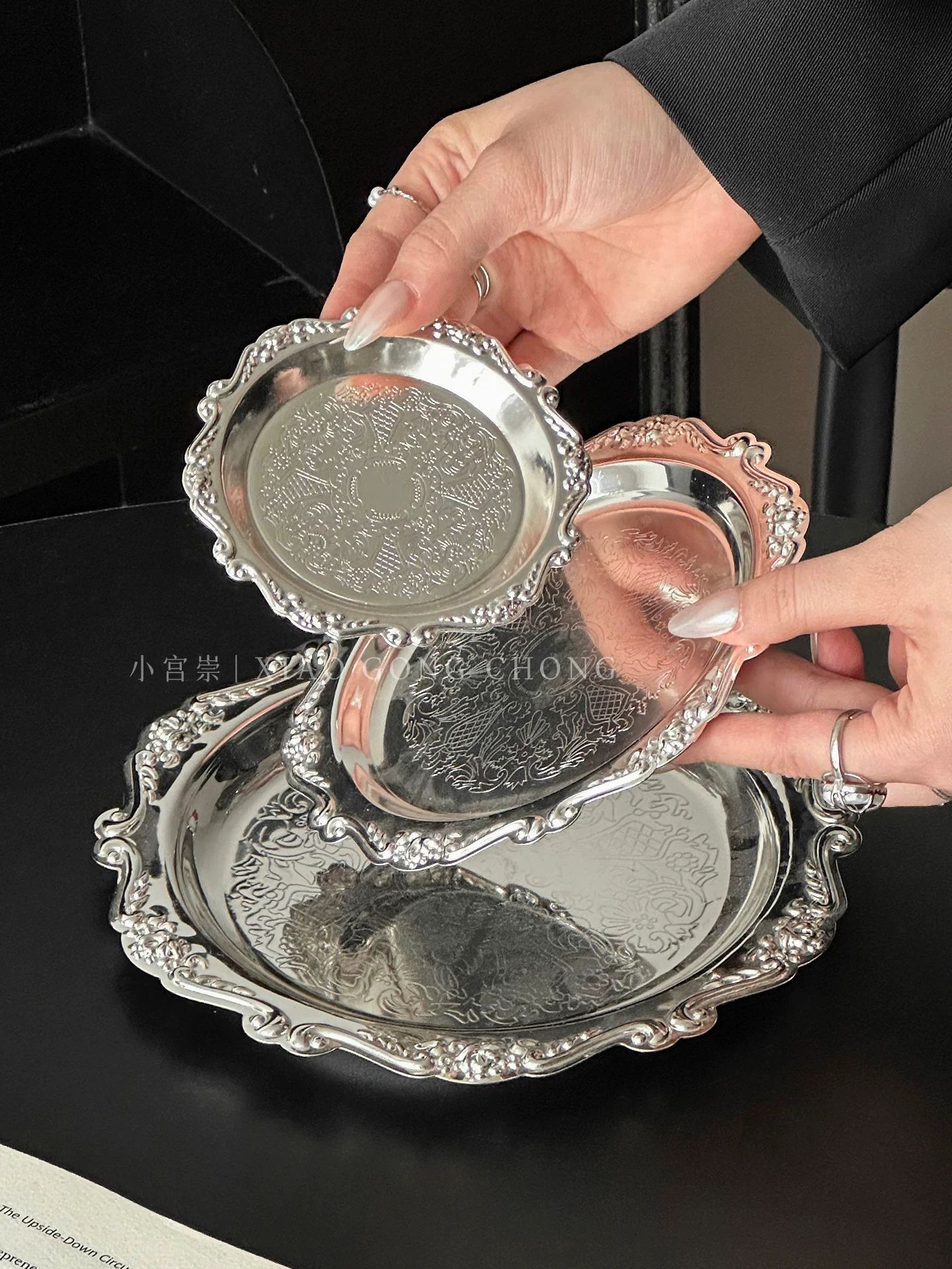 Đĩa tráng miệng kiểu cung điện cổ điển phong cách Ins, khay kim loại chạm khắc cao cấp, đĩa bánh ngọt, đế lót ly, đĩa trà chiều