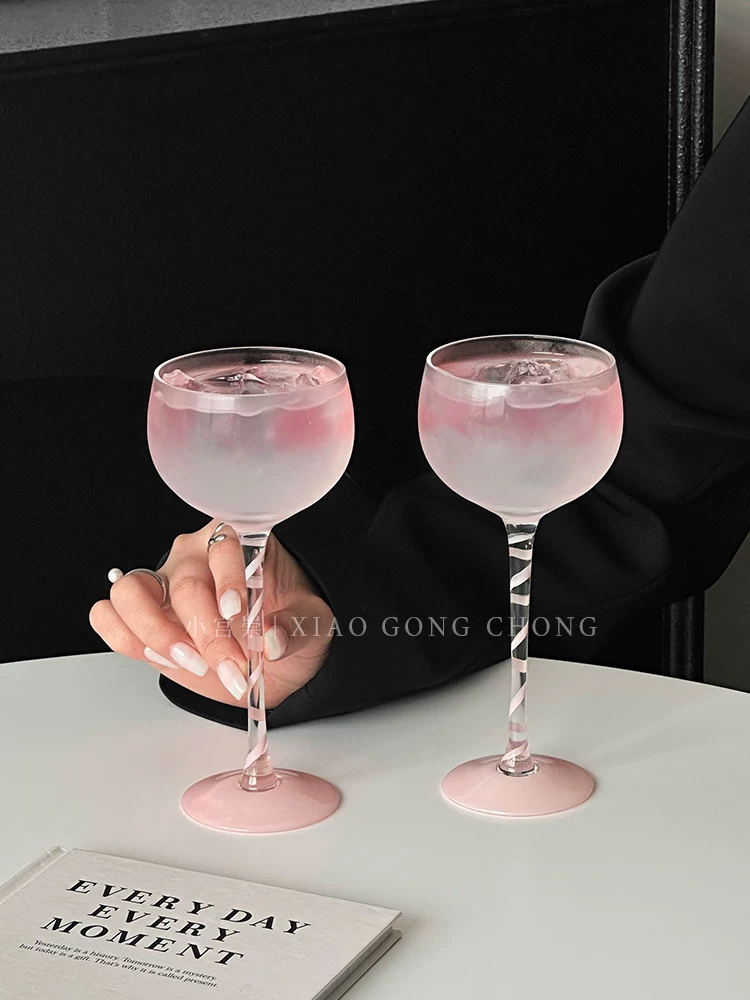 Ly cocktail màu hồng nữ tính, ly cocktail cao đặc biệt sáng tạo, ly cocktail cá nhân hóa, ly rượu ngọt, ly nước uống lạnh