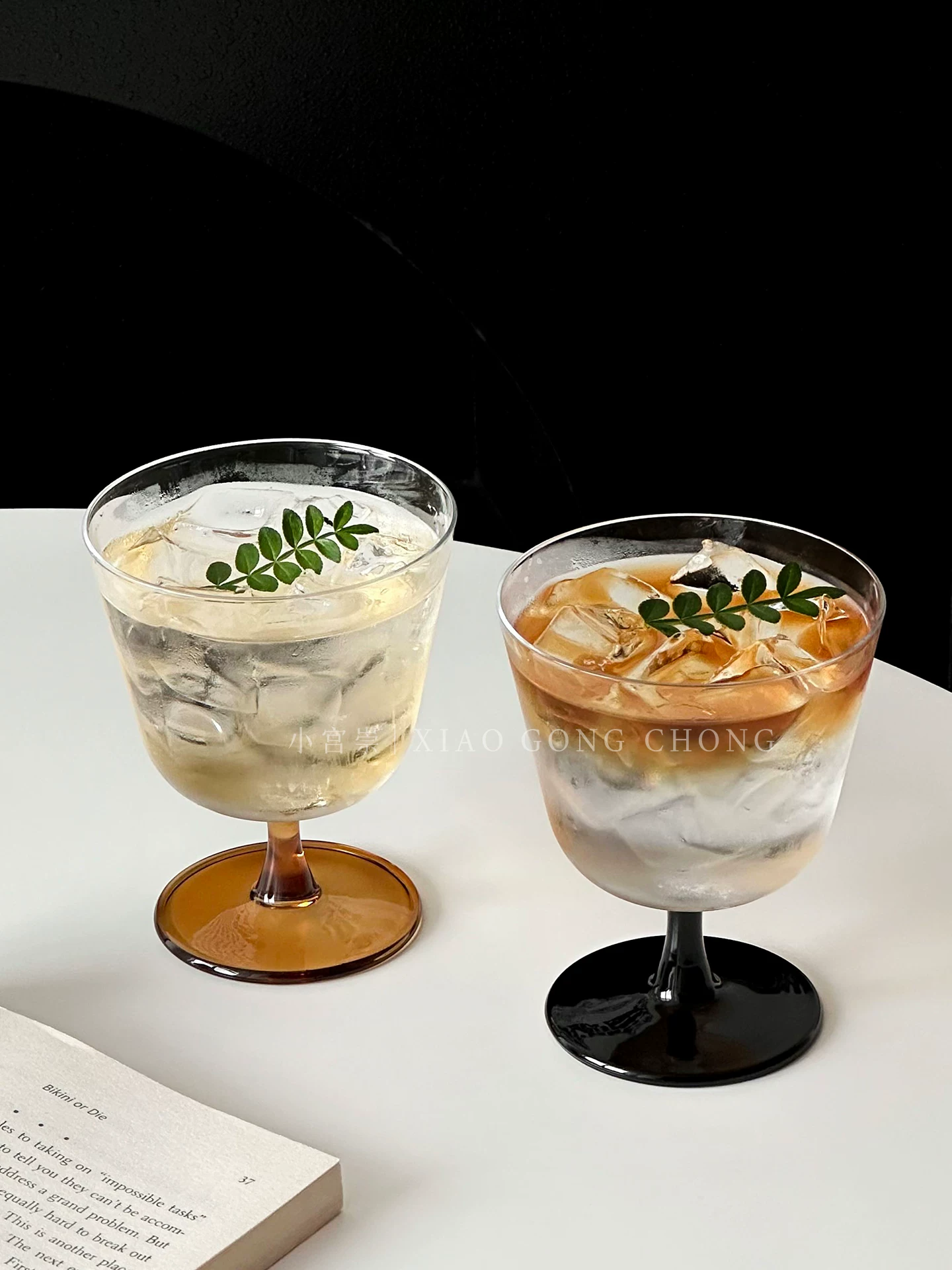 Ly rượu miệng rộng theo phong cách cổ điển, thiết kế tinh tế, độc đáo, ly cocktail tạo không khí, ly hơi nghiêng, ly uống rượu, cốc thủy tinh.