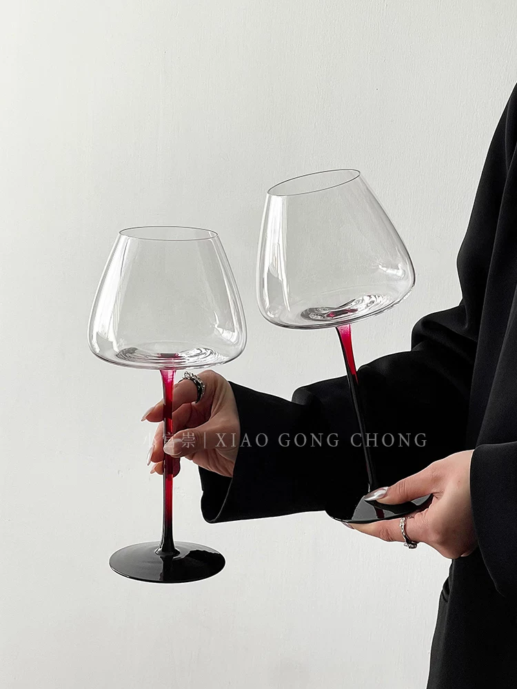 Cà vạt đỏ, ly rượu màu đỏ đô bụng to, ly rượu, ly rượu pha lê cao cấp, ly rượu kiểu dáng sang trọng, bộ cao cấp