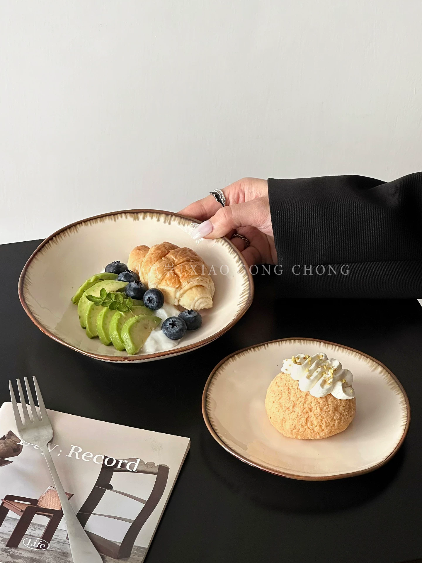 Đĩa gốm bất đối xứng chất lượng cao theo phong cách retro, đĩa tráng miệng sáng tạo theo phong cách Nhật Bản, đặc biệt là đĩa bánh đẹp, bát salad trái cây
