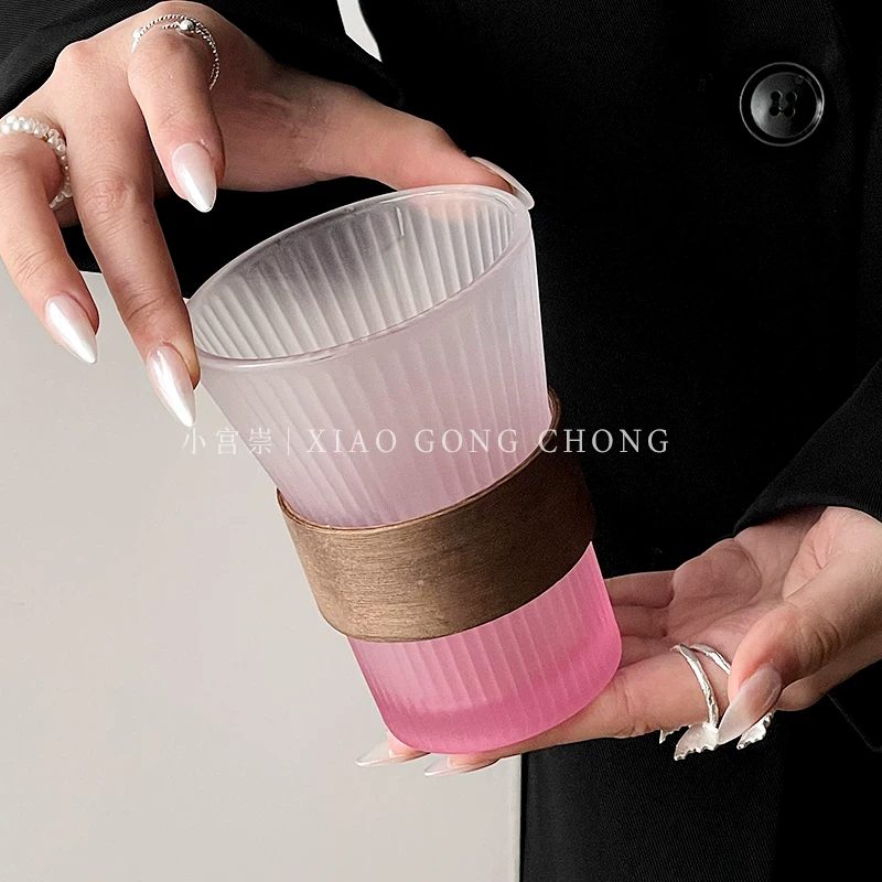 Ly thủy tinh sọc dọc màu gradient, ly uống nước gia dụng có tay cầm bằng gỗ chống bỏng, ly cà phê cao cấp, ly uống nước lạnh.