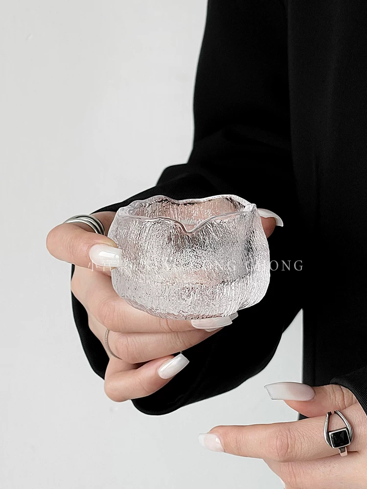 Ly rượu sake phong cách wabi-sabi Nhật Bản, ly thủy tinh nhỏ cổ điển, ly chủ nhân nhìn ra núi, ly trà kung fu
