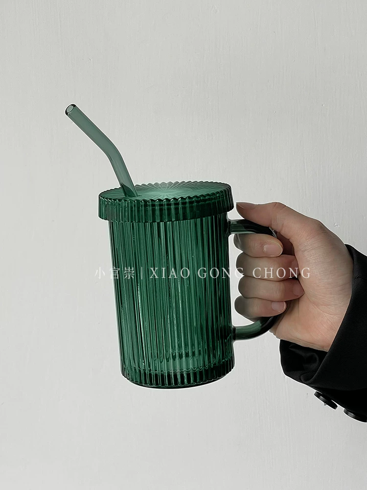 Ly thủy tinh cổ điển màu ngọc lục bảo có sọc cổ điển, có tay cầm, nắp và ống hút dùng trong nhà.
