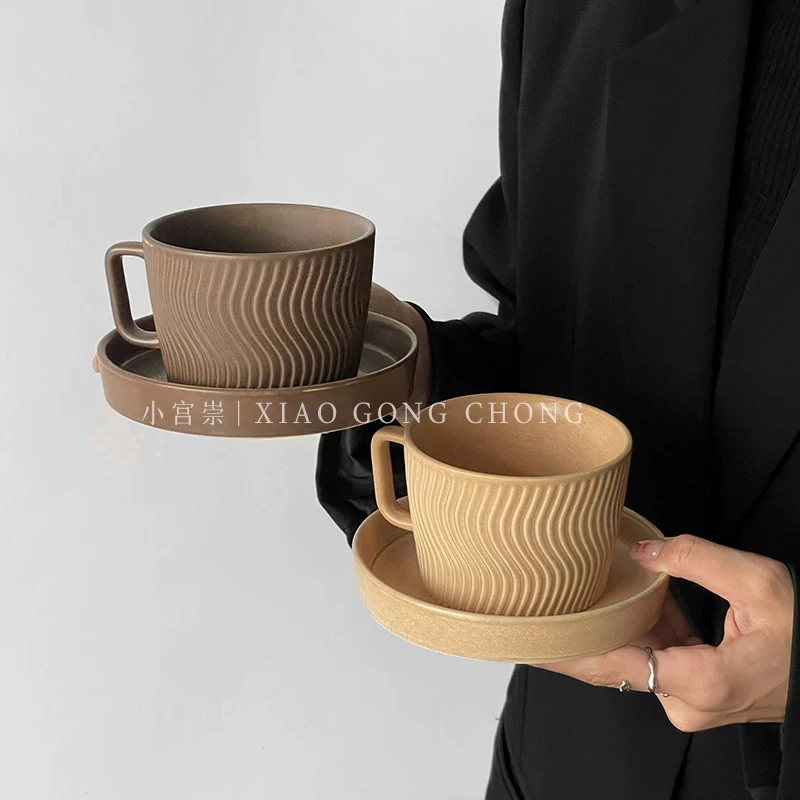 Bộ tách trà và đĩa sứ họa tiết retro Nhật Bản, thiết kế độc đáo, phong cách rustic, dùng để pha cà phê latte nghệ thuật, uống trà chiều.