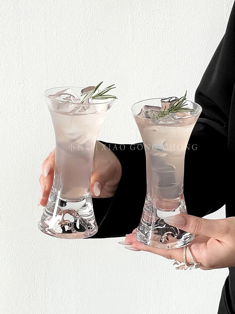 Ly thủy tinh pha lê cao cấp, kiểu dáng thon gọn, thích hợp ngắm cảnh, dùng được cho nước ép, rượu sâm banh, cocktail và đồ uống lạnh.