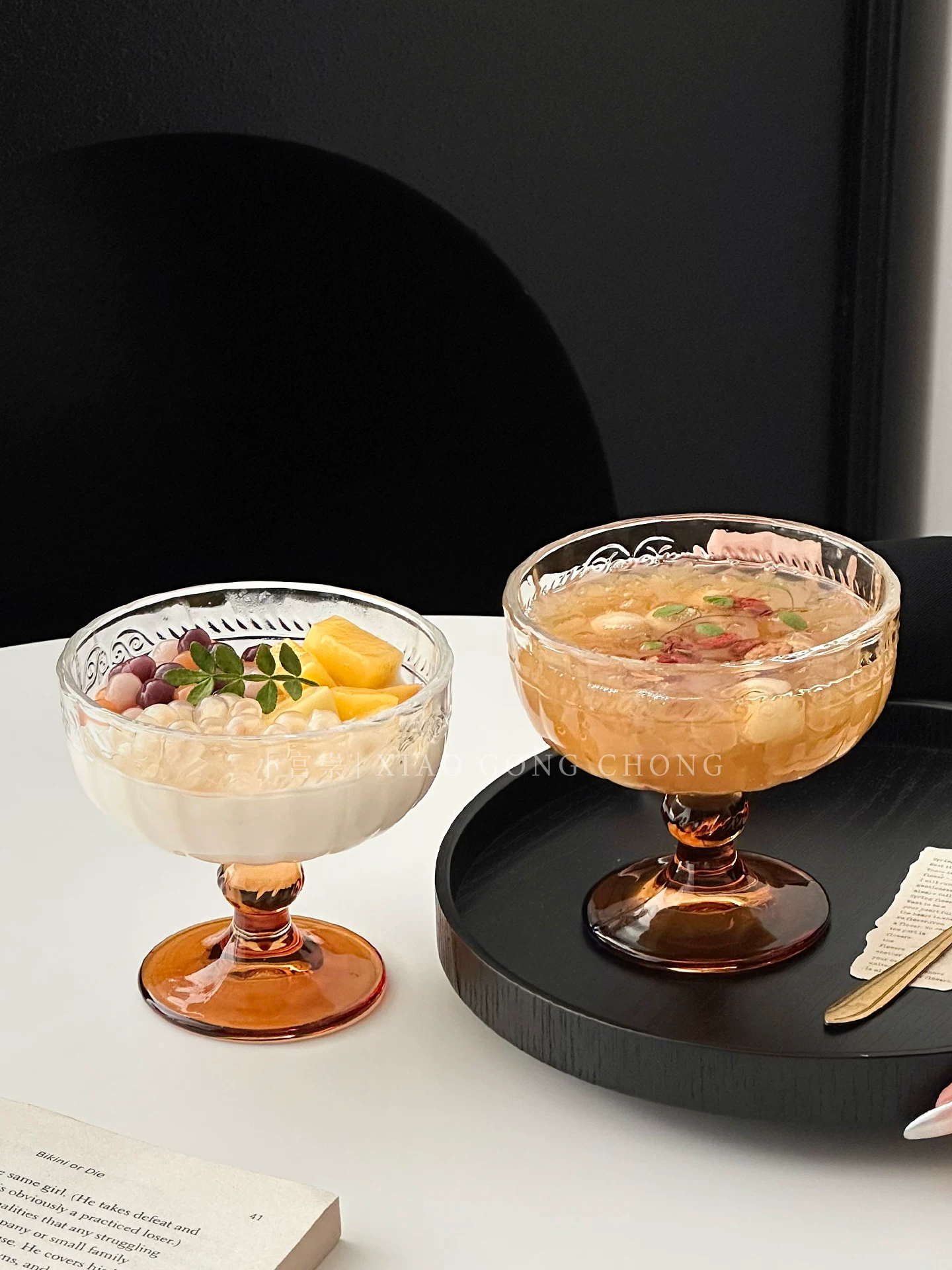 Ly kem kiểu Pháp nổi bật, ly tráng miệng cao bằng thủy tinh cổ điển, bát sữa chua trái cây sang trọng, bát kem.