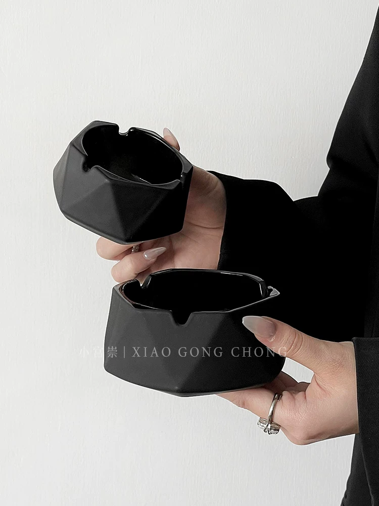Gạt tàn thuốc cao cấp thiết kế độc đáo màu đen mờ hình học ba chiều, vật trang trí bằng kính sáng tạo cho nhà và văn phòng