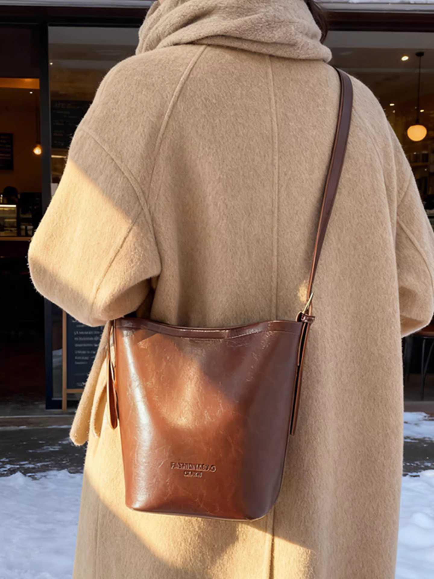 Những mẫu túi xách thời thượng được ưa chuộng năm nay dành cho nữ, mẫu mới thu đông 2025, túi đeo chéo đa năng, túi mẹ và con gái, túi đeo vai kiểu xô giản dị.