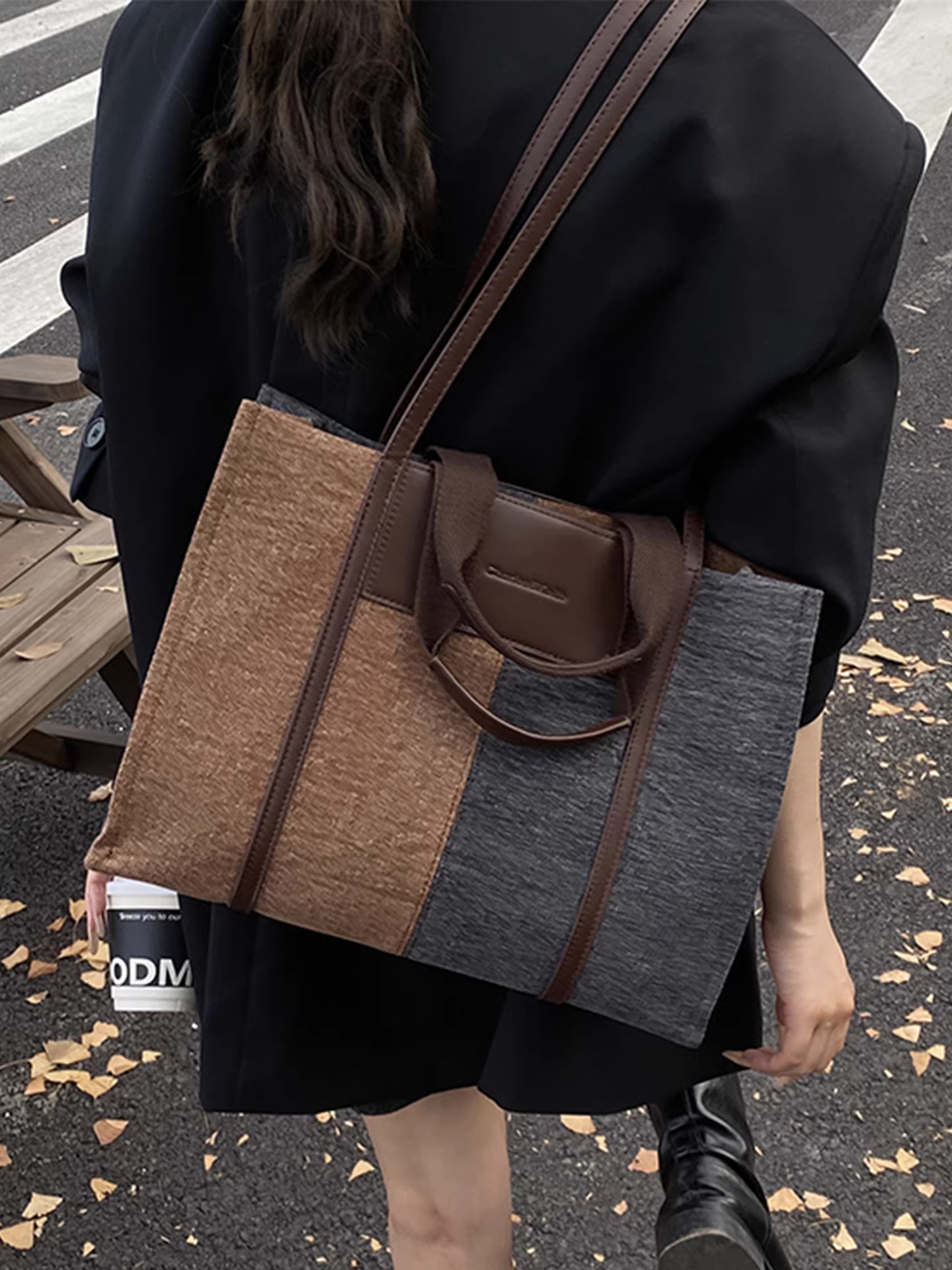 Túi denim nữ, dung tích lớn, màu phối chắp vá mùa thu đông 2025 mới, túi đeo vai dành cho học sinh đi học.