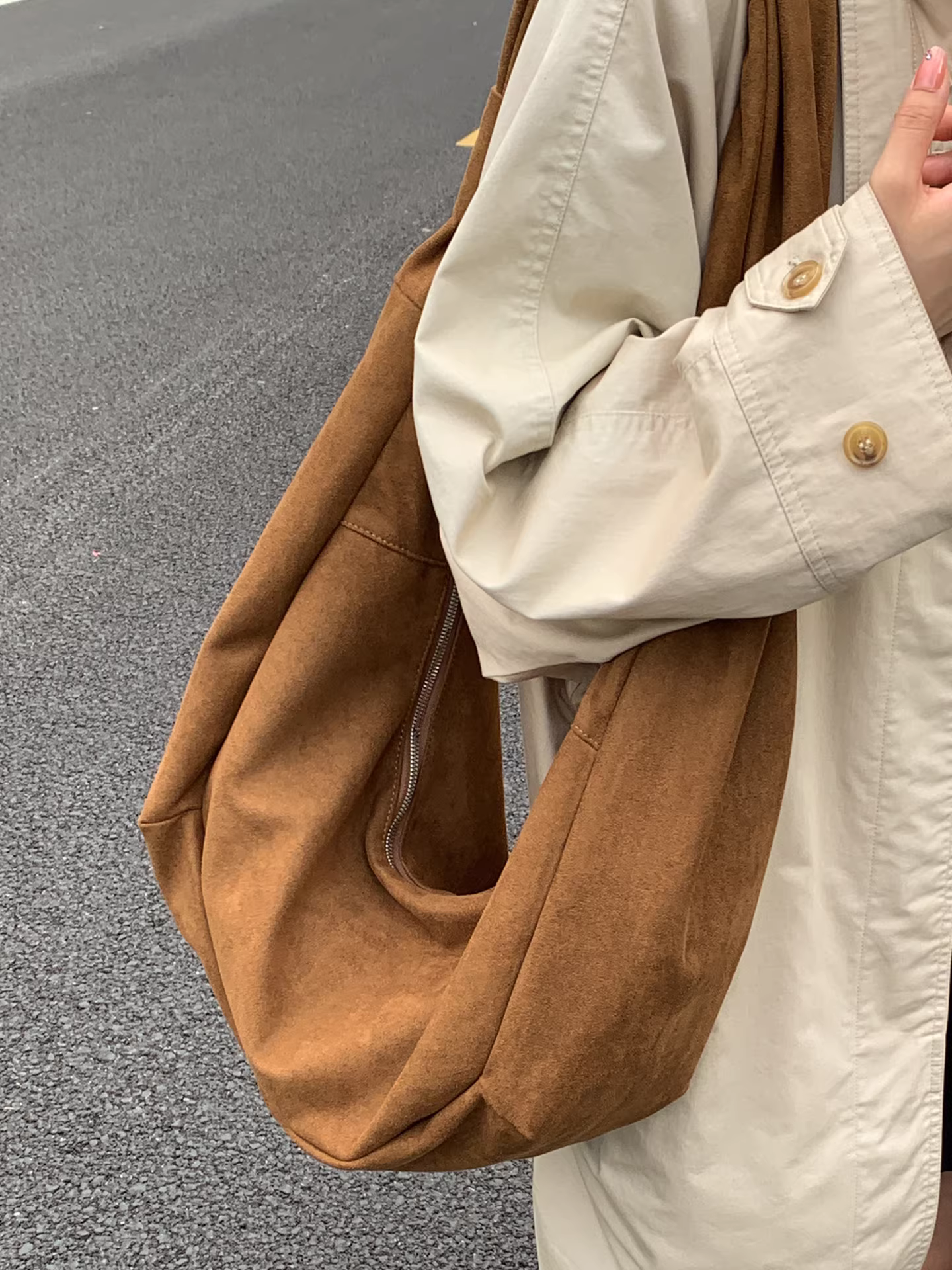 Túi da lộn nữ, dung tích lớn, thiết kế độc đáo thu đông 2025, túi đeo chéo một bên vai, túi bánh bao cổ điển.