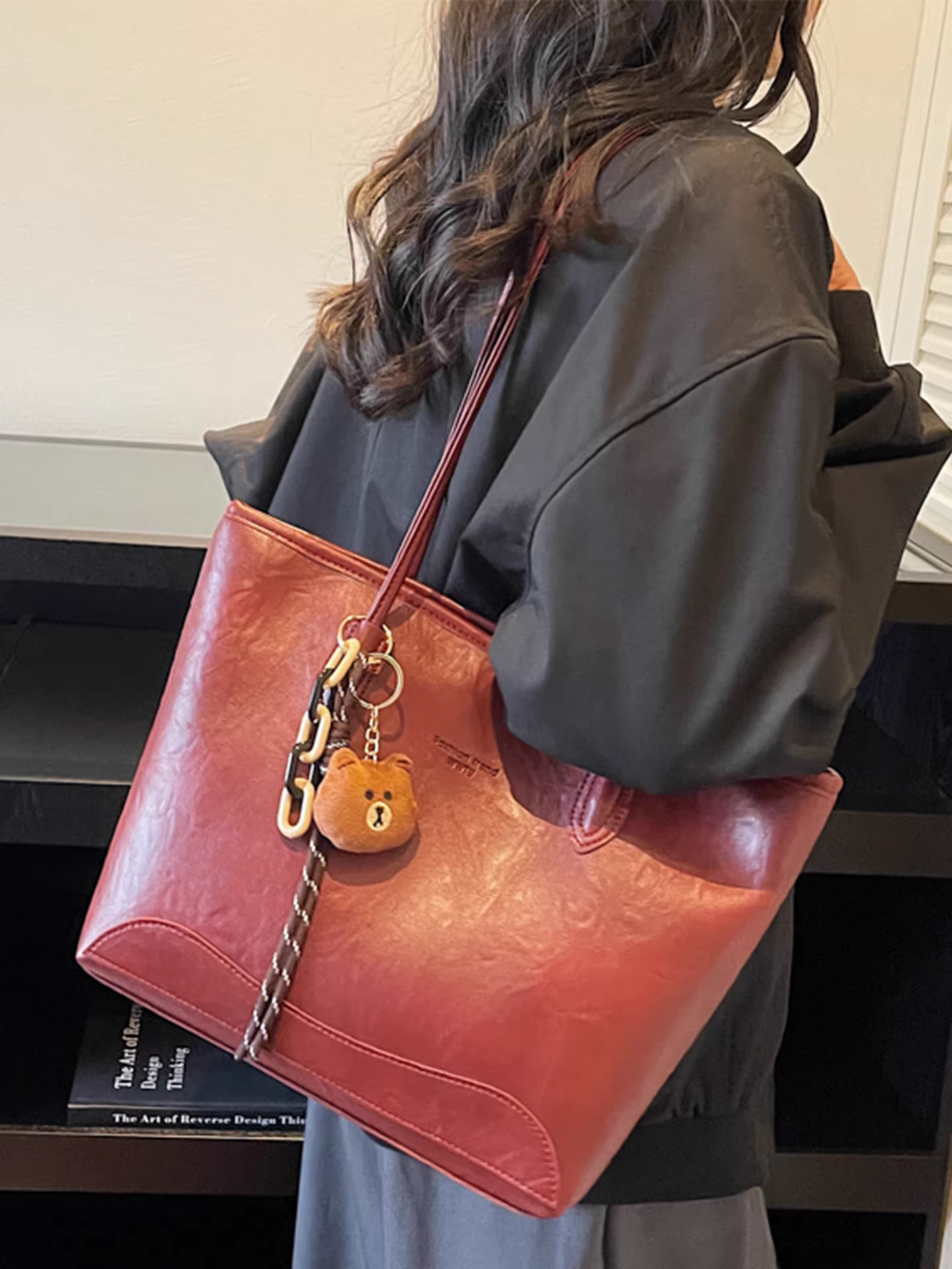 Những mẫu túi xách nữ được ưa chuộng năm nay là túi đeo vai cỡ lớn, kiểu dáng đơn giản và đa năng, phong cách retro, thích hợp đi làm, mùa thu đông 2025.