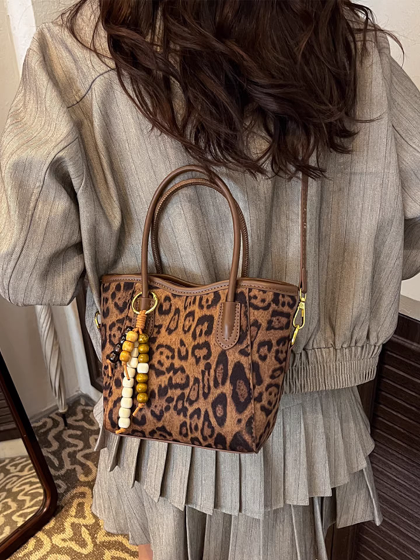 Túi da lộn nữ, mẫu mới thu đông 2025, thiết kế cá tính độc đáo, họa tiết da báo, túi đeo chéo, túi bucket retro thời thượng