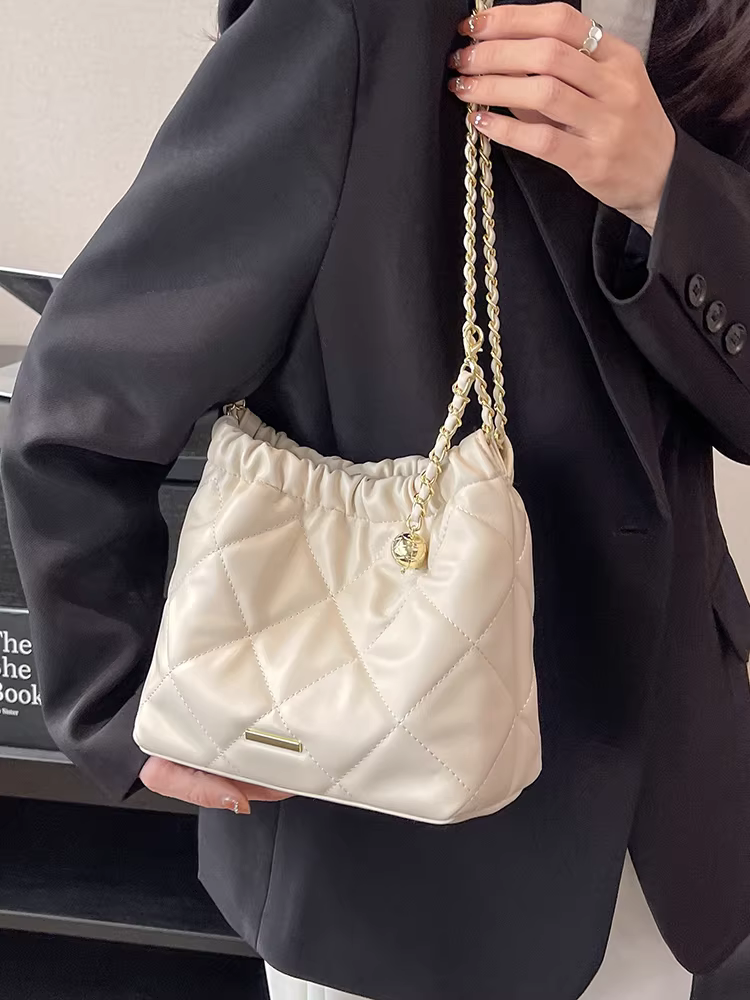 Túi xách nhỏ cao cấp dành cho nữ, mẫu mới thu đông 2025, túi đeo chéo phối dây xích, túi đeo vai thời thượng đang thịnh hành