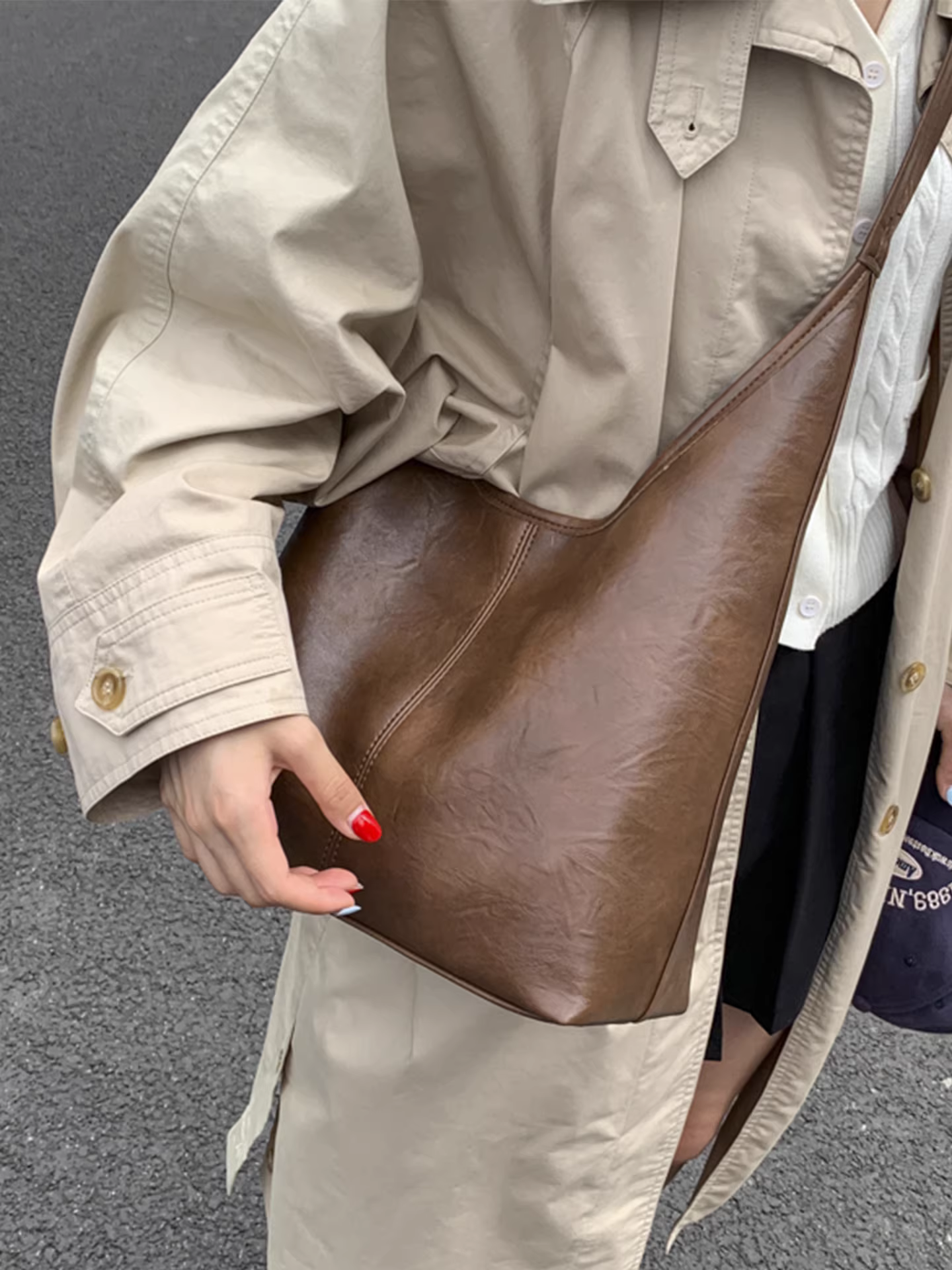 Túi xách retro dung tích lớn dành cho nữ, đa năng cho mùa thu đông, kiểu dáng mới 2025, túi đeo chéo đơn giản, túi mẹ và con gái, túi tote đi làm