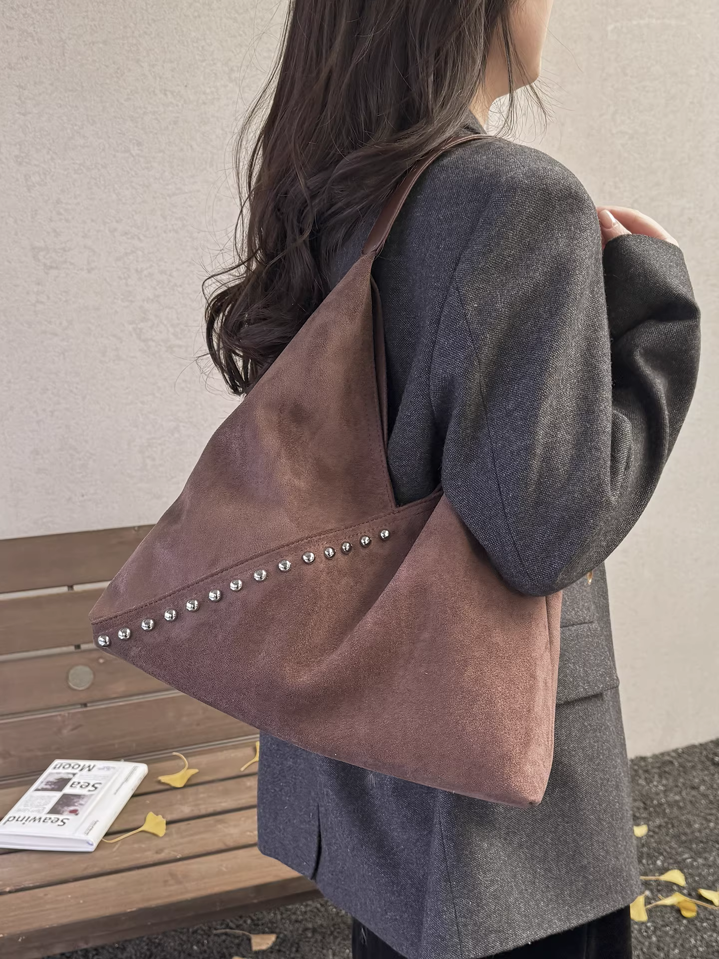 Túi đeo vai nữ chất liệu da lộn đính đinh tán, dung tích lớn, mẫu mới thu đông 2025, phong cách retro, túi tote cao cấp đi làm
