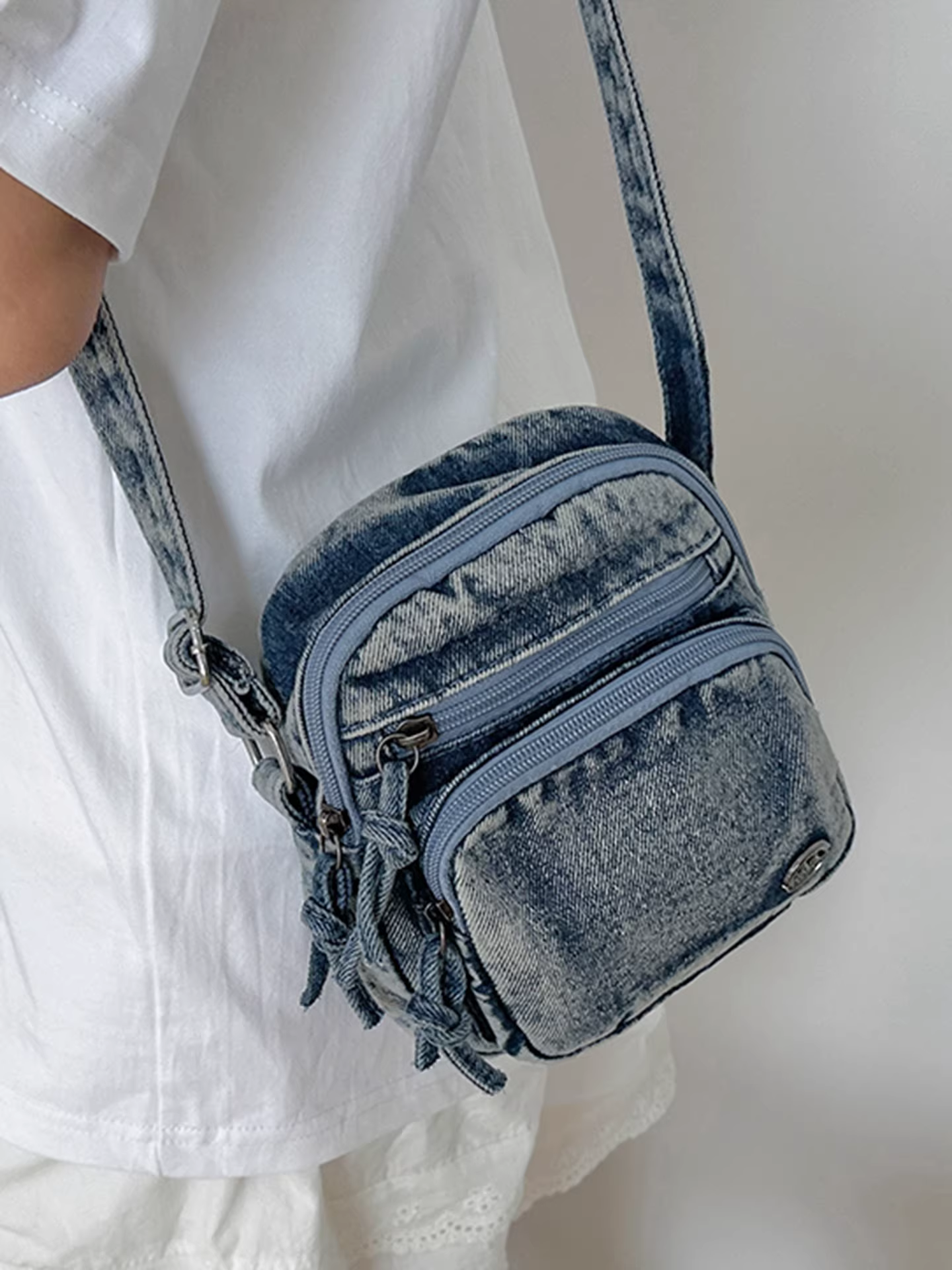 Túi denim nữ, mẫu mới hè 2025, thiết kế độc đáo, đeo chéo một bên vai, túi điện thoại thời trang cao cấp.